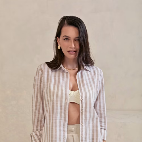 508-25-camisa-chemise-listrada-bege-essencial-alongada-verao-tendencia-novidade-elegante-textura-scaled