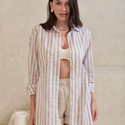 508-25-camisa-chemise-listrada-bege-essencial-alongada-verao-tendencia-novidade-elegante-textura-scaled
